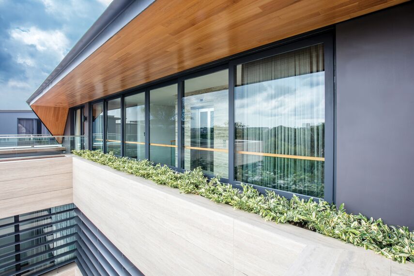 ConceptSystem 59 Fenêtres et CP 96 Coulissants - Villa 11 Sunridge Park situé àSingapour