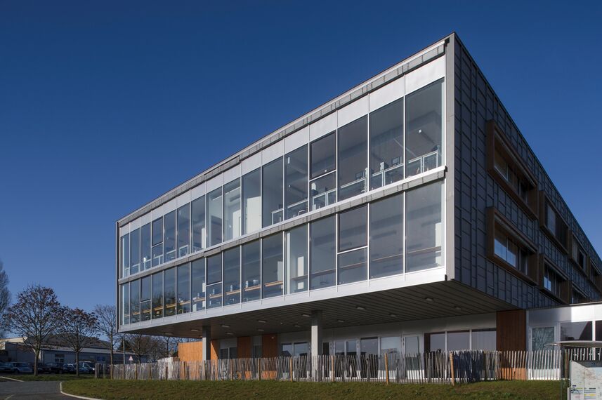 ConceptWall 50 Murs rideaux et ThermoSystem 68 Fenêtres - School Restructuration Collège La Grande Métairie situé àFrance