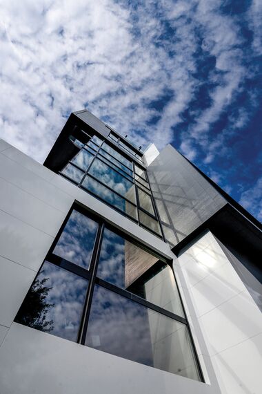 Purity Poignées, ConceptSystem 77 Fenêtres et CW 50-HI Murs rideaux - Complexe immobilier Mountain View Residence situé à Sofia, Bulgarije
