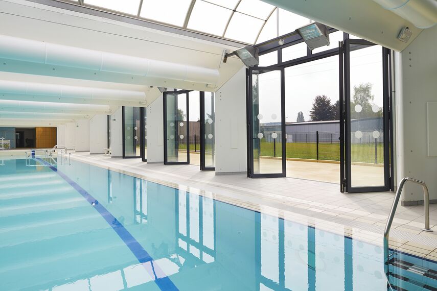 CS 86-HI (c) Systèmes annulés et ConceptFolding 77 Coulissants - Swimming pool Swimming Pool situé àFrance