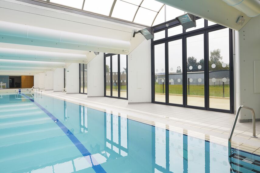 CS 86-HI (c) Systèmes annulés et ConceptFolding 77 Coulissants - Swimming pool Swimming Pool situé àFrance