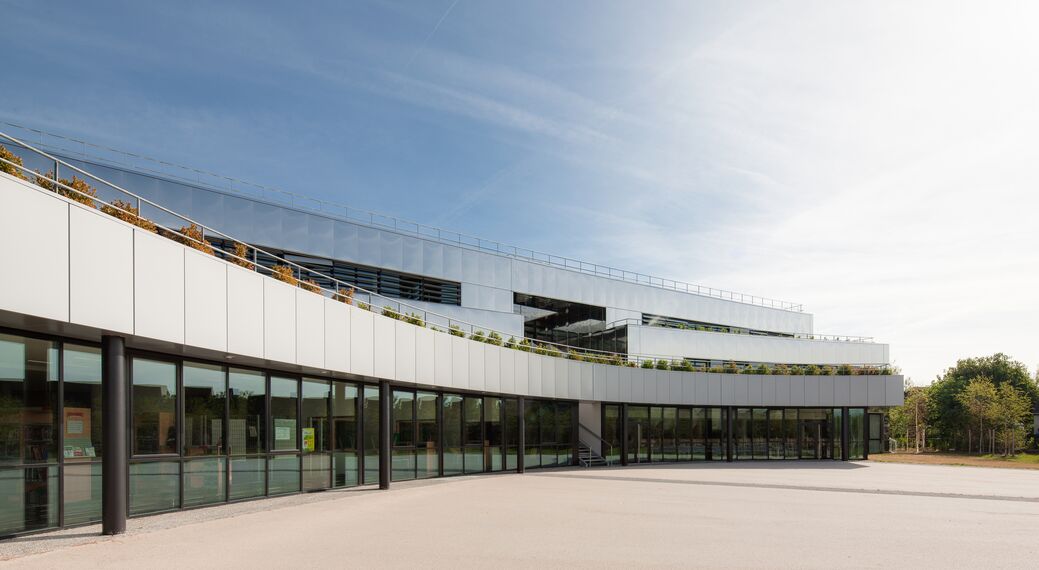 ConceptWall 50 Murs rideaux, XS 50 Fenêtres et BriseSoleil 100 Brise Soleil - School Lycée Jacques Prevert 77 situé àFrance