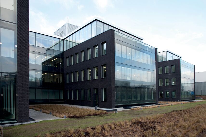 BriseSoleil 100 Brise Soleil, CS 86-HI (c) Systèmes annulés et ConceptWall 50 Murs rideaux - Office building DMM Head office situé àLuxembourg