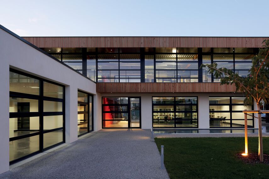 ThermoSystem 57 Portes, CP 50 Coulissants et ThermoSystem 57 Fenêtres - Office building BBC office building situé à Vaulx en Velin, France