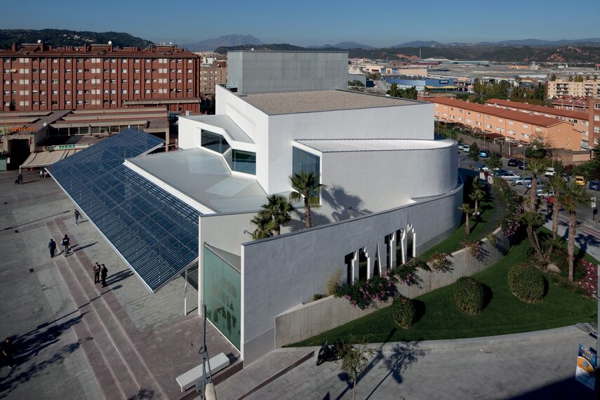 ConceptWall 50 Murs rideaux et BriseSoleil 100 Brise Soleil - Office building Teatro municipal núria espert situé à Sant Andreu de la Barca, Espagne