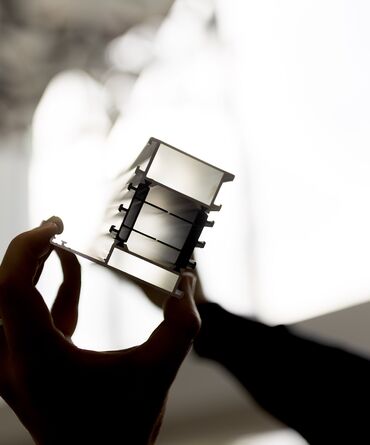 Ombre d’aluminium isolé en profil noir et blanc