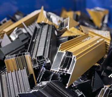 Feraille d'aluminium dans un conteneur bleu