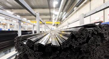 Bandes thermiques noires empilées dans un châssis en fer dans l’entrepôt.