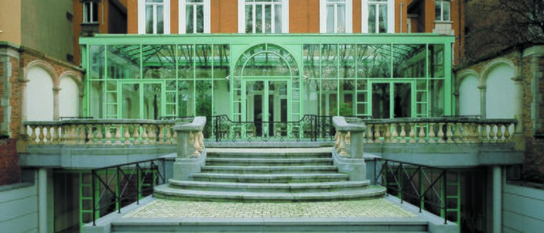 Ancienne façade en aluminium en vert.
