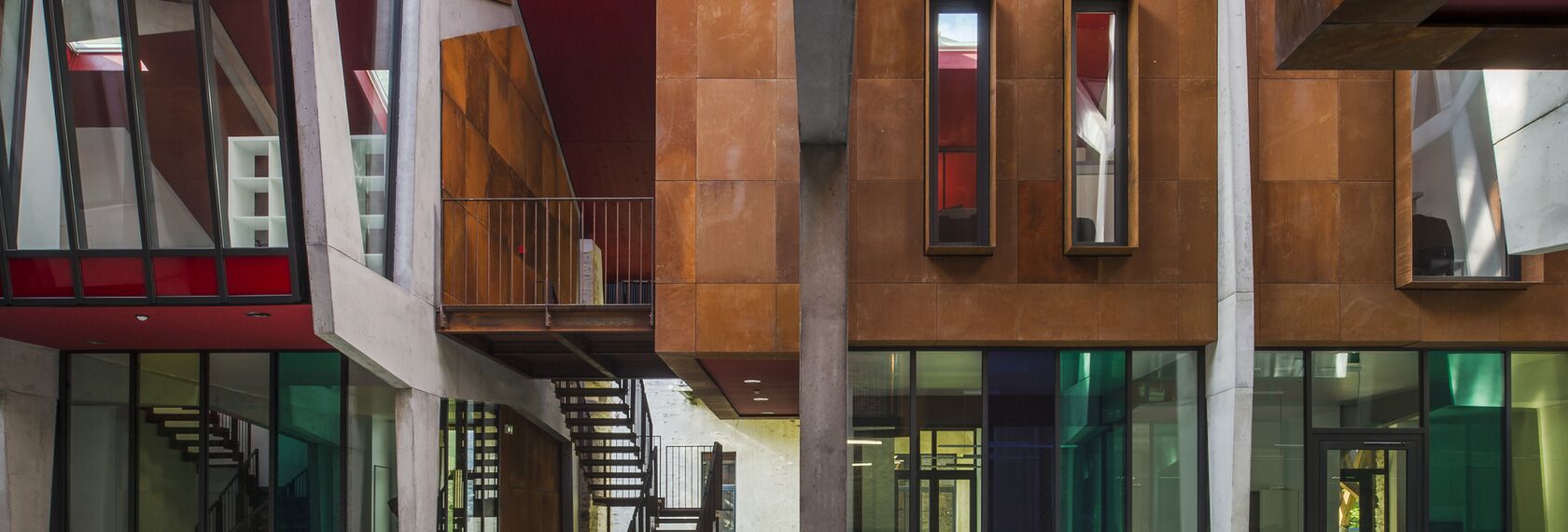 SlimLine 38 Fenêtres, ConceptDoor 45Pa Portes, ThermoSystem 68 Fenêtres, CW 50 Standard Murs rideaux et CW 50 Murs rideaux - Office building Halle de la Madeleine situé à Nantes, France