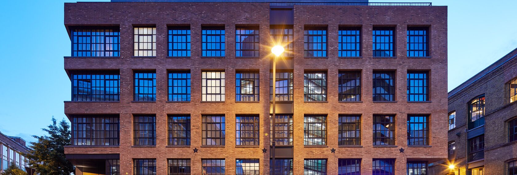 ConceptPatio 130 Coulissants, SlimLine 38 Portes et ConceptWall 50 Murs rideaux - The Curtain Hotel situé à London, Royaume-Uni