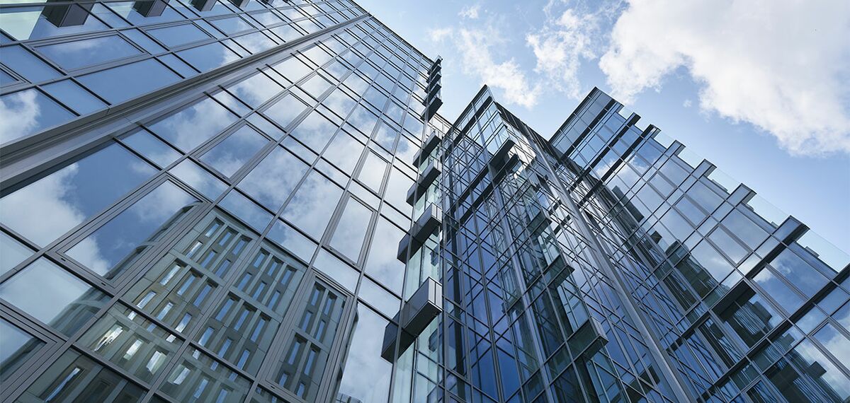Vue extérieure de l’élégante façade du ConceptWall 50, présentée sur le projet Equator à Varsovie.