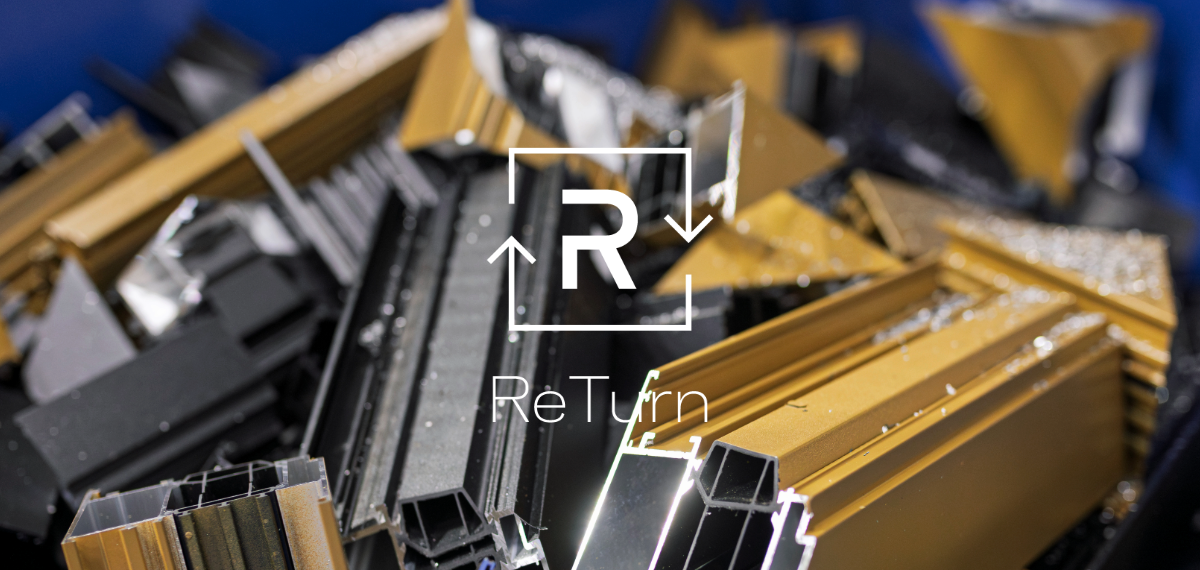 Le logo ReTurn devant un tas de ferraille d’aluminium dans un bac bleu.