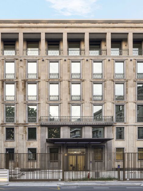Edificio pe ruffici in via Spiga 26 a Milano