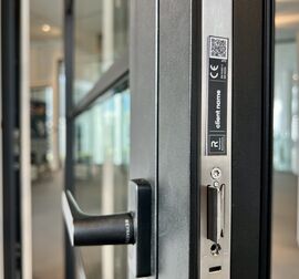 Labels personnalisés DigiTrace sur la porte noire.