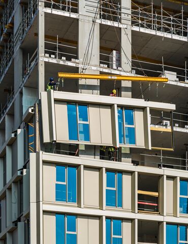 Immeuble de grande hauteur beige avec beaucoup de fenêtres dans le centre-ville.