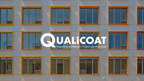 Logo Qualicoat devant des fenêtres colorées.