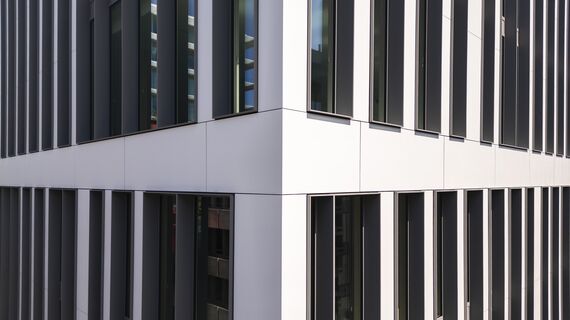 Gros plan de la façade vitrée