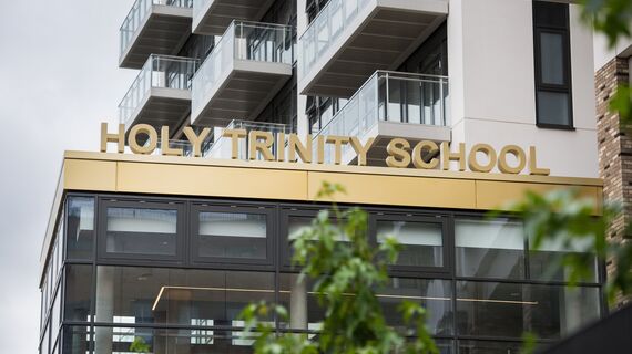 Vision 50 Portes, ConceptSystem 77 Fenêtres, ConceptFolding 77 Coulissants, CW 50 Standard Murs rideaux et CW 50 Murs rideaux - Complexe immobilier Holy Trinity School and Vibe Apartments situé à London, Royaume-Uni