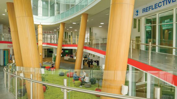 EcoSystem 50 Fenêtres et CW 50-HI Murs rideaux - School Swiss Scientific International School situé à Dubai, Émirats arabes unis