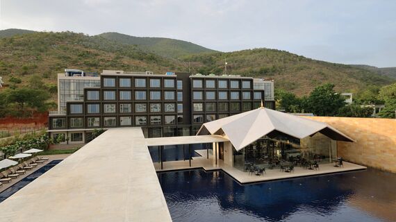 EcoSystem 45Pa Fenêtres et ConceptWall 50 Murs rideaux - Hotel/Holiday complex Marasa Sarovar Hotel situé àInde