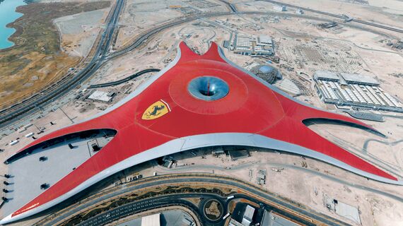 ConceptWall 86 Murs rideaux - Race track Ferrari World Abu Dhabi situé à Abu Dhabi, Émirats arabes unis