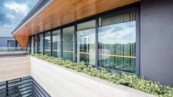 ConceptSystem 59 Fenêtres et CP 96 Coulissants - Villa 11 Sunridge Park situé àSingapour
