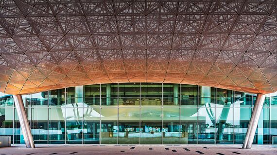 ConceptSystem 68 Fenêtres, ConceptSystem 59Pa Fenêtres et ConceptWall 50 Murs rideaux - Congress center Qatar National Convention Centre situé à Doha, Qatar