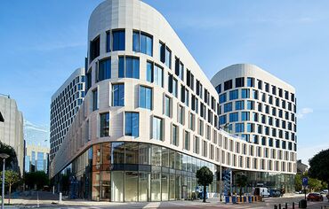 Vue de face de l’immeuble commercial Quatuor à Bruxelles, en Belgique.