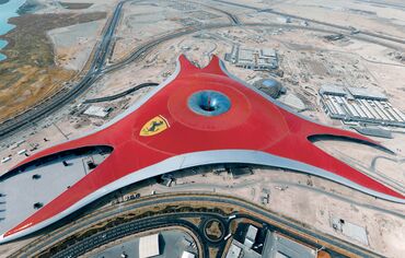ConceptWall 86 Murs rideaux - Race track Ferrari World Abu Dhabi situé à Abu Dhabi, Émirats arabes unis